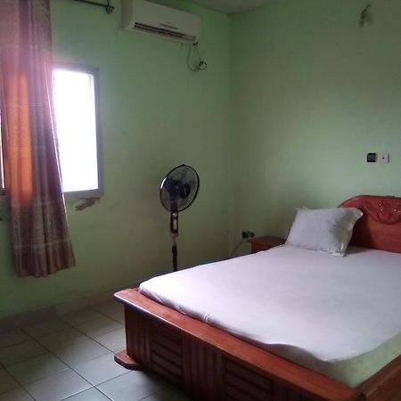 Hotel Kdv Bonaberi Екстер'єр фото