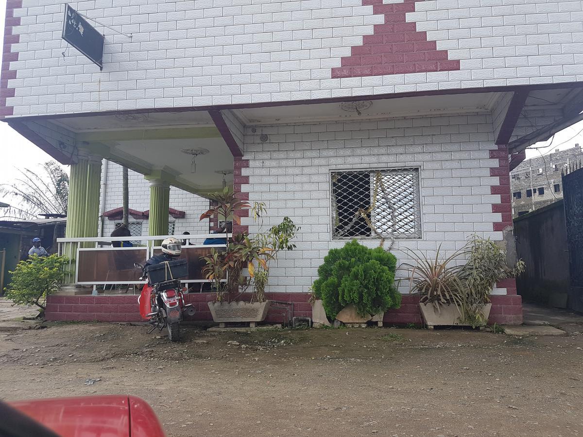 Hotel Kdv Bonaberi Екстер'єр фото