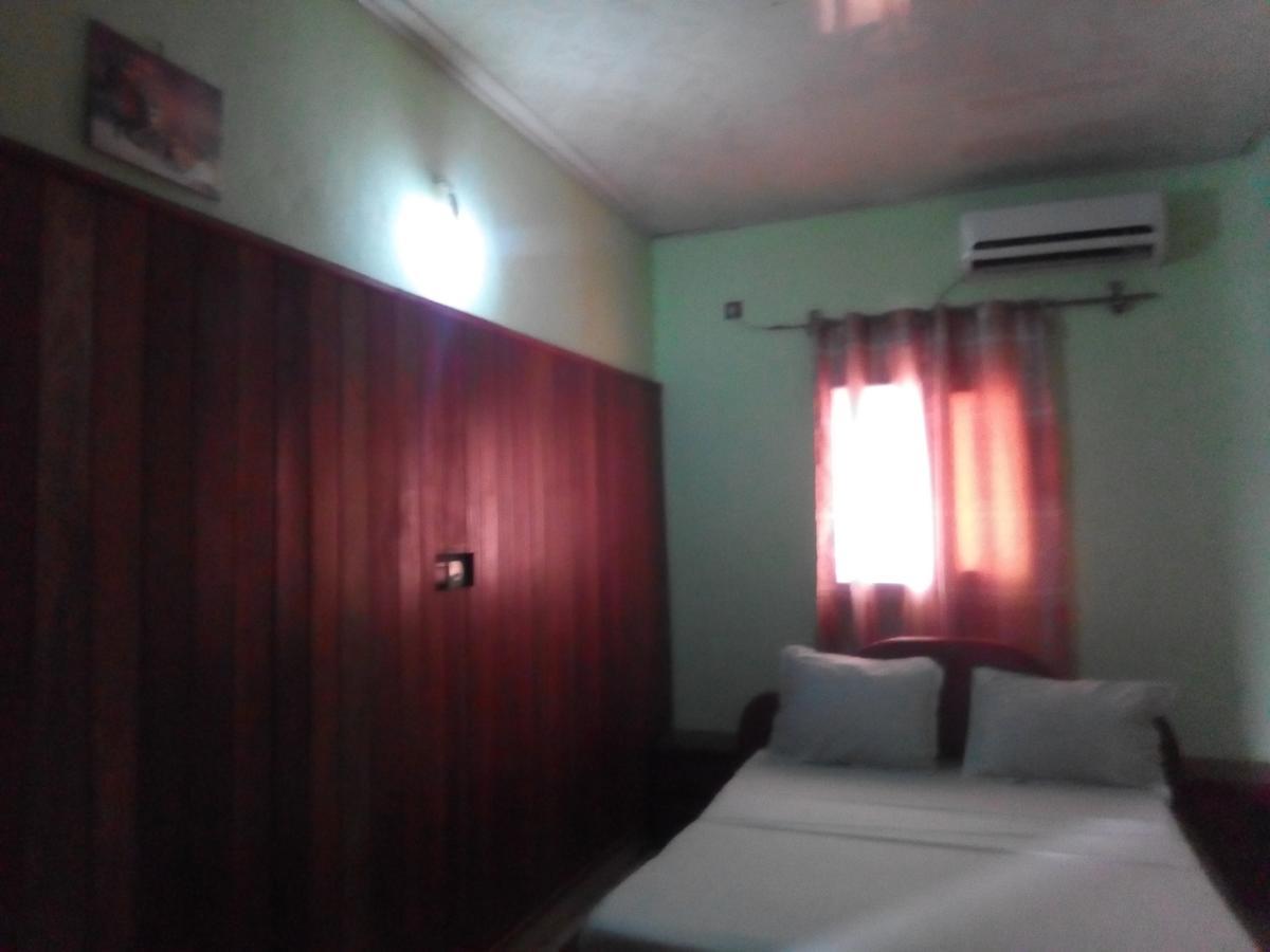 Hotel Kdv Bonaberi Екстер'єр фото