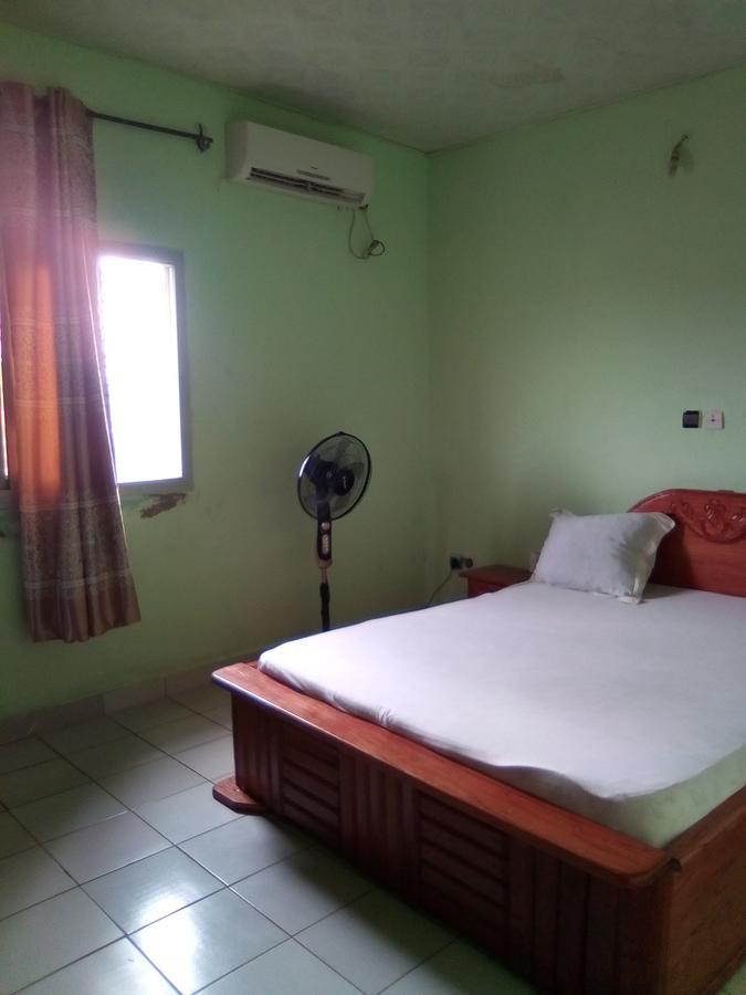 Hotel Kdv Bonaberi Екстер'єр фото